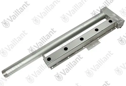 Vaillant Verteiler aus Metall für Warmwasser, mit mehreren Öffnungen und einem langen Anschlussrohr, zur Verwendung in Heizsystemen.